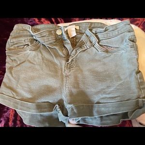 Olive green super cuteeee shorts!